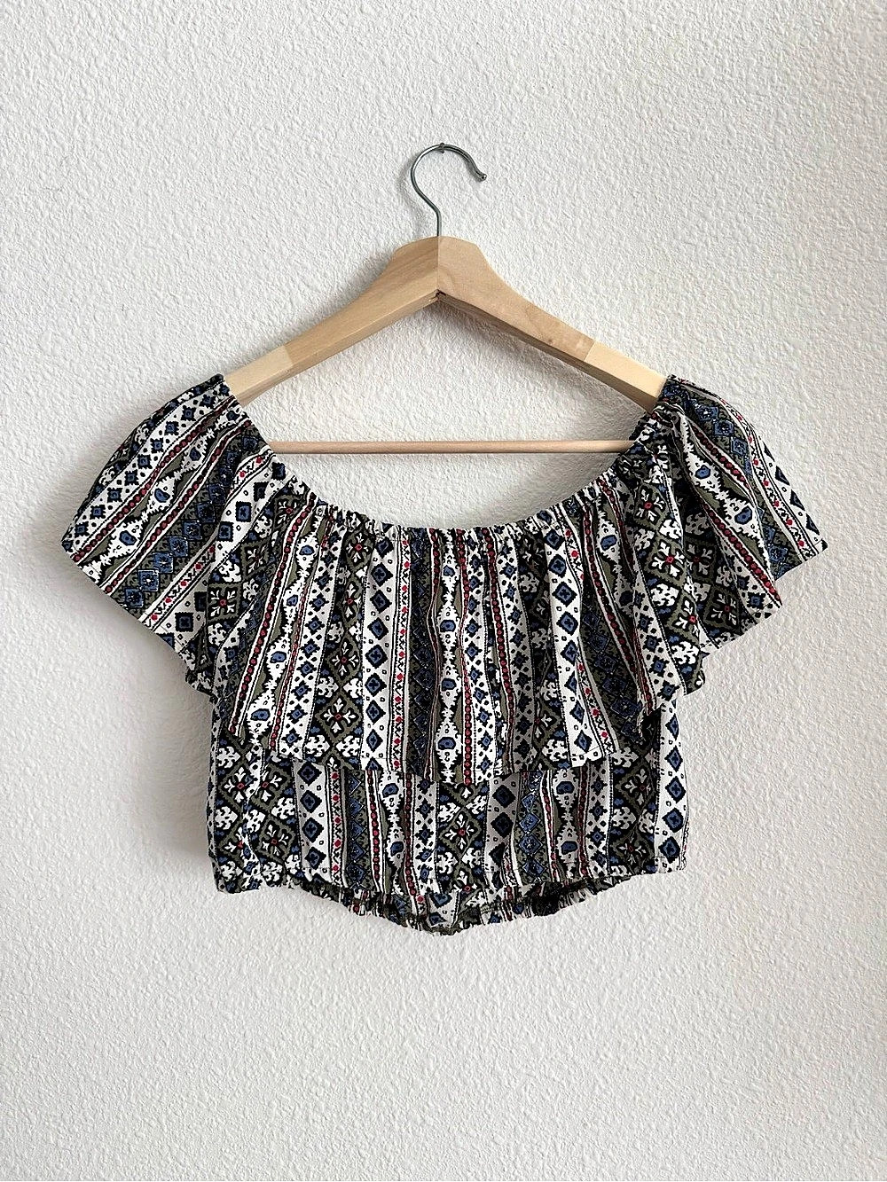 Hollister Geometric Off Shoulder Crop Top in Blue & White Size Medium
